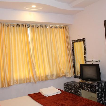 Hotel Kum Kum Adalaj Buitenkant foto