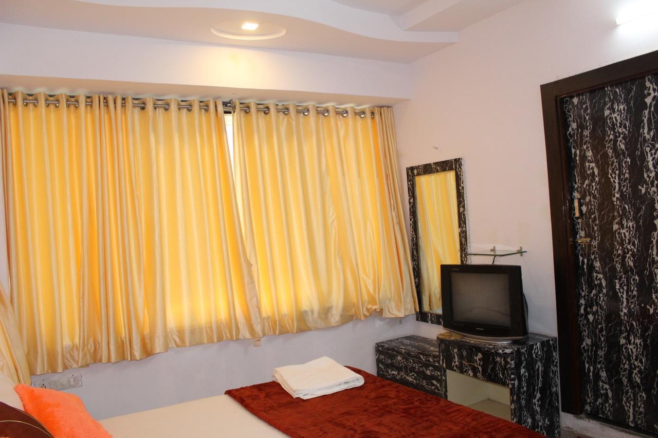 Hotel Kum Kum Adalaj Buitenkant foto