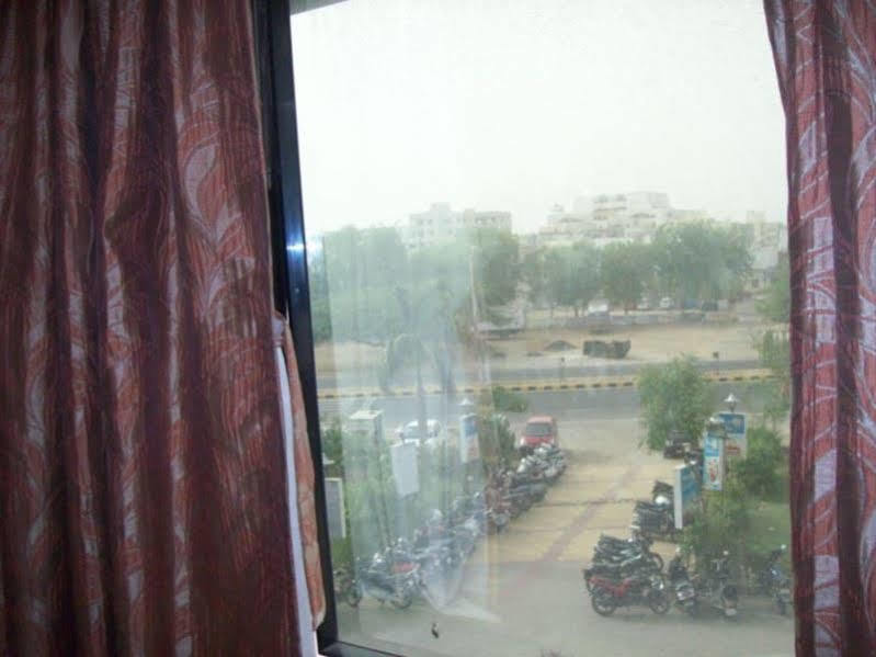 Hotel Kum Kum Adalaj Buitenkant foto
