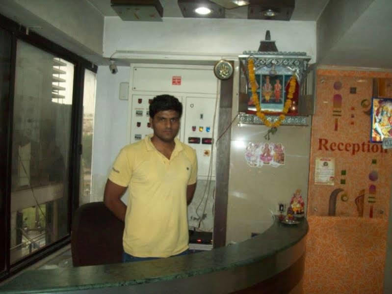 Hotel Kum Kum Adalaj Buitenkant foto
